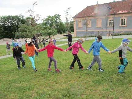 Škola v přírodě 1. A, 2. B, 4. A - Broumov (část 1)
