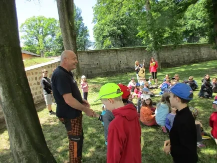 Škola v přírodě 1. A, 2. B, 4. A - Broumov (část 1)