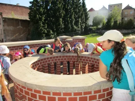 Škola v přírodě 1. A, 2. B, 4. A - Broumov (část 1)