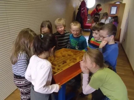 ŠD prvňáků na výstavě Hry a klamy ve vědecké knihovně