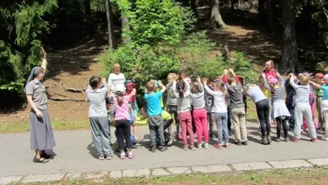 Škola v přírodě 1.B, 2.A - Janské Lázně (část 1)