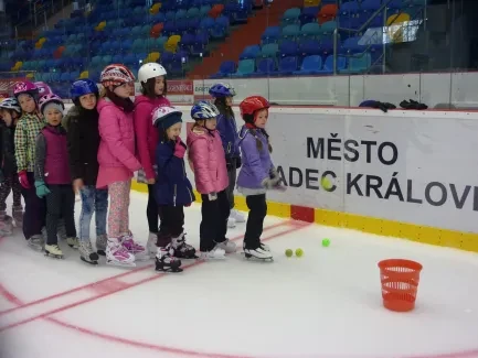 Bruslíme a hrajeme na ledě