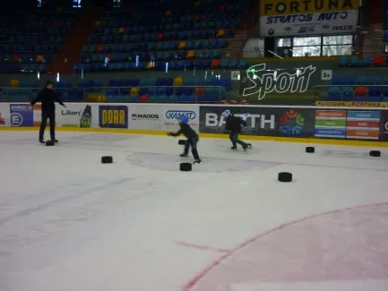 Bruslíme a hrajeme na ledě