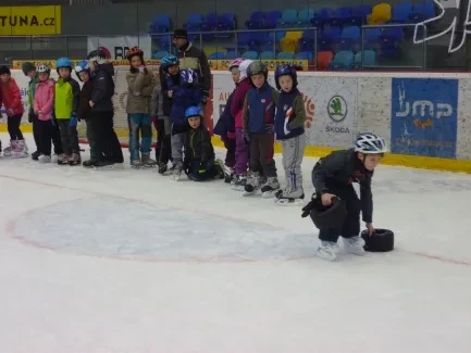 Bruslíme a hrajeme na ledě