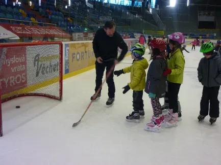 Bruslíme a hrajeme na ledě