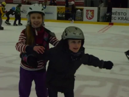 Bruslíme a hrajeme na ledě