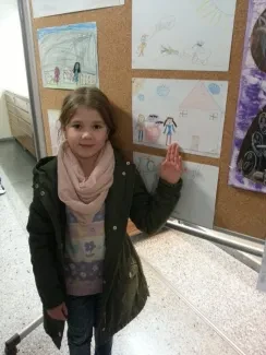 Na vernisáži, družina třeťáků