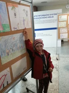 Na vernisáži, družina třeťáků