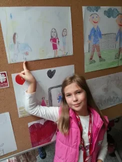 Na vernisáži, družina třeťáků