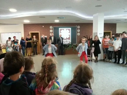 Na vernisáži, družina třeťáků