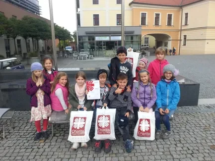 Na vernisáži, družina třeťáků