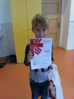 Na vernisáži, družina třeťáků