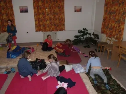 Přespávání Holka IN