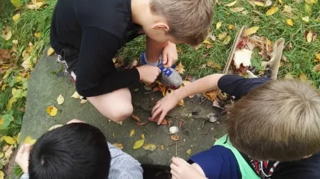 Landart a lampičky ve školní družině