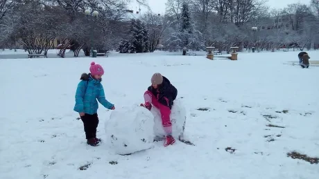 Hrátky na sněhu v družině prvňáčků