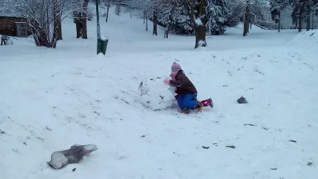 Hrátky na sněhu v družině prvňáčků