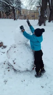 Hrátky na sněhu v družině prvňáčků