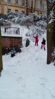 Hrátky na sněhu v družině prvňáčků